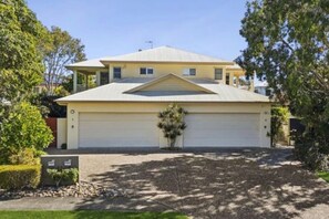 Exterior - Elegant Noosa Retreat Private Pool & Prime Locale (Noosaville)