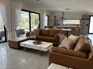 TV, fireplace, books, offices - Stylish Bush Escape | 3BR Near Walking Trails (Nannup)