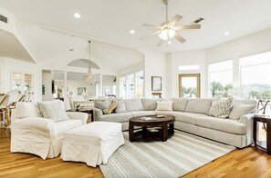 Smart TV, fireplace, books - Spacious 5BR Private Heated Pool & Pool Table Just Walk to Beach (Galveston)