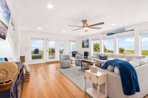 Smart TV, fireplace, books - Beachfront/HotTub/Community Pool/Ramp+Fenced Yard (Galveston)