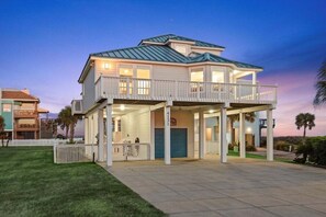Exterior - Beachfront/HotTub/Community Pool/Ramp+Fenced Yard (Galveston)