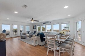 Dining - Beachfront/HotTub/Community Pool/Ramp+Fenced Yard (Galveston)