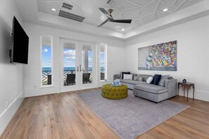 Smart TV, chimenea, tenis de mesa y libros 