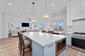 Fridge, microwave, oven, stovetop - Community Pool + Hot Tub | Pointe West | Sleeps 14 (Galveston)
