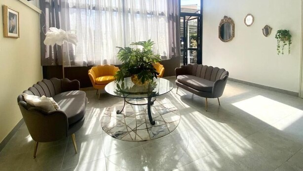 A modern living room with a glass coffee table, two armchairs, and a sofa. - Hotel Praja Mare (Praia a Mare)