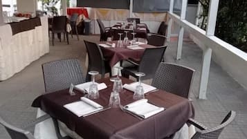 تناول الطعام بالخارج