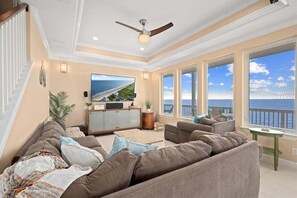 Smart TV, books - Spacious 4BR Bayfront | Hot Tub | Fire Pit | Sleeps 14 (Galveston)