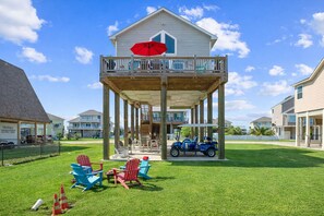 Property grounds - Cozy 3BR Retreat Near Beach | Sleeps 7 | Deck + Fire Pit (Galveston)