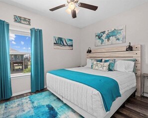 3 bedrooms, free WiFi, bed sheets - Cozy 3BR Retreat Near Beach | Sleeps 7 | Deck + Fire Pit (Galveston)