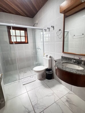 Habitación triple superior, vista a la montaña | Baño | Amenidades de baño gratuitas, secadora de cabello, toallas, jabón