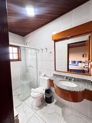 Comfort Triple Room, Mountain View | Bathroom - Pousada Chateau Elegance (Campos do Jordão)