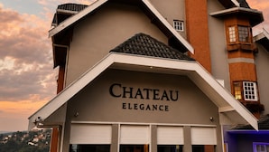 A building with a sign reading 'Chateau Elegance.' - Pousada Chateau Elegance (Campos do Jordão)