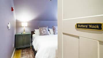 Un dormitorio con una cama, una mesita de noche, una lámpara y un letrero que dice 'Butters' Nook'.