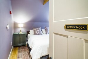 Premium Room, 1 King Bed, Private Bathroom - Green Trails Inn (Brookfield)