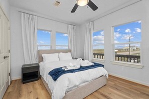 Room - Beachfront | Wraparound Deck | Steps to Sand (Bolivar Peninsula)