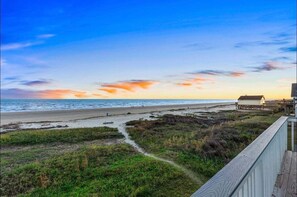 Beach - Beachfront + Hot Tub | Putt-Putt | Pet-Friendly (Galveston)