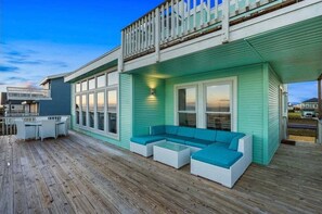 Outdoor dining - Beachfront + Hot Tub | Putt-Putt | Pet-Friendly (Galveston)