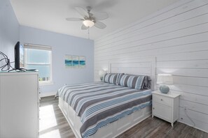 4 bedrooms, free WiFi, bed sheets - Walk to Beach with Expansive Deck & Hot Tub | Sleeps 12 (Port Bolivar)