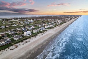 Beach nearby - Beachview | Fire Pit | Cargo Lift | Pet-Friendly | Steps to Shore (Galveston)