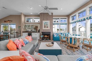 Smart TV, fireplace, books - Beachview | Fire Pit | Cargo Lift | Pet-Friendly | Steps to Shore (Galveston)