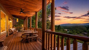 Outdoor dining - Luxury 12BR Lodge Sleeps 60 | Heated Pool + Pickleball Court + Sauna + Putt Putt (Sevierville)