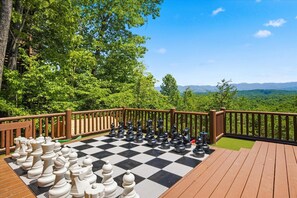 Property grounds - Luxury 12BR Lodge Sleeps 60 | Heated Pool + Pickleball Court + Sauna + Putt Putt (Sevierville)
