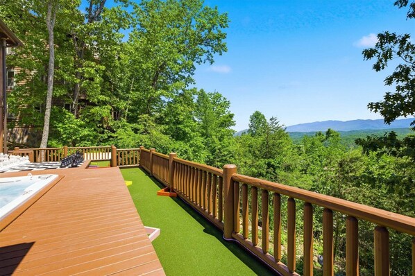 Outdoor spa tub - Luxury 12BR Lodge Sleeps 60 | Heated Pool + Pickleball Court + Sauna + Putt Putt (Sevierville)