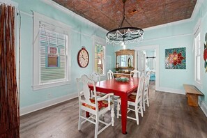 Dining - Pool + Covered Deck | Walk to Seawall | Sleeps 8 (Galveston)