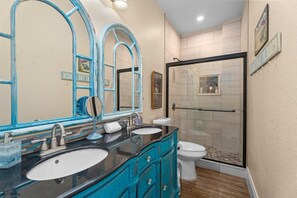 Shower, hair dryer, towels - Heated Pool | Outdoor Grilling | Steps to Seawall (Galveston)
