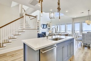 Interior - Luxury 5BR Beachfront Home | Sleeps 14 | Community Pool (Galveston)