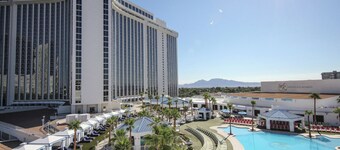 Charming 1-bedroom villa with jetted hot tub located in the heart of Las Vegas