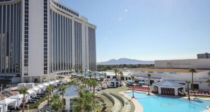 Charming 1-bedroom villa with jetted hot tub located in the heart of Las Vegas