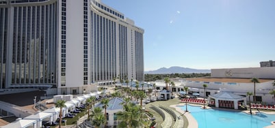 Charming 1-bedroom villa with jetted hot tub located in the heart of Las Vegas