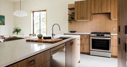 Sycamore Home - Detroit Designed / Nordic Style - Tranquil Space