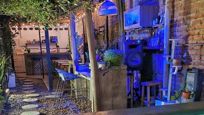Zona de piscina con borde de azulejos, rodeada de guijarros y piedras para pisar.