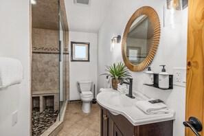 Hair dryer, towels, soap, toilet paper - Family Suite 5 mins to Downtown Hendo/Flatrock (Hendersonville)