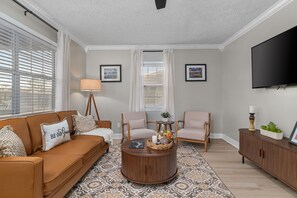 Living area - The Cottage on College Street: Cozy 2BR house in Florence AL near UNA, McFarland (Florence)