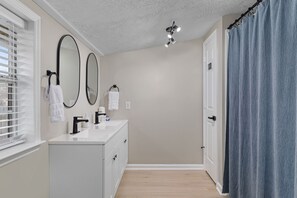 Bathroom - The Cottage on College Street: Cozy 2BR house in Florence AL near UNA, McFarland (Florence)