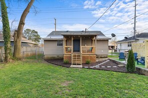 Exterior - The Cottage on College Street: Cozy 2BR house in Florence AL near UNA, McFarland (Florence)