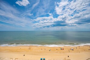 On the beach - Oceanfront Capri Condo | Indoor Pool, Tennis, Pickleball & Balcony (Ocean City)