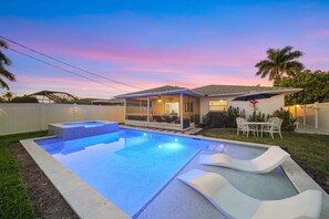 A heated pool - New! Gulf Breeze - Stunning Heated Saltwater Pool & Spa with Sundeck, Apprx 1 Mile to Beach! (Naples)
