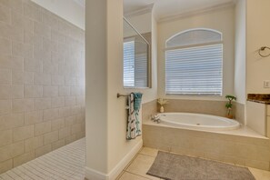Shower, hair dryer, towels - VILLA OHANA GARDENS – HEATED POOL | BOAT RENTAL + TOURS VOUCHER INCL. (Cape Coral)
