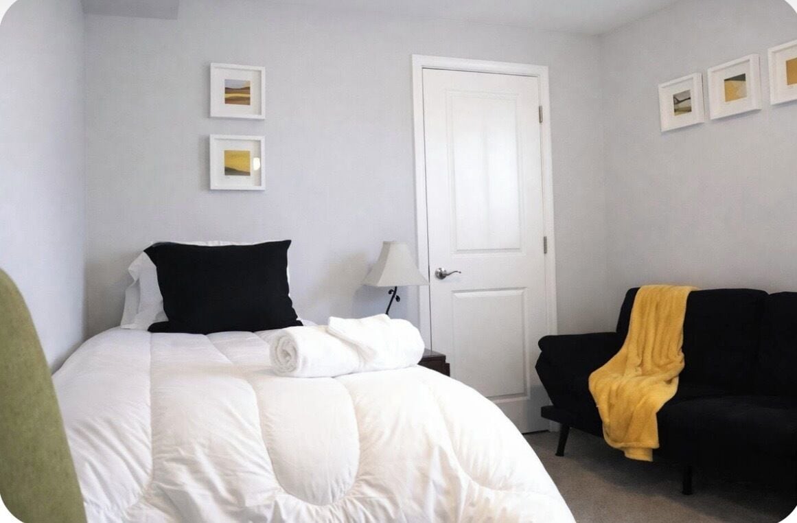 2 bedrooms, iron/ironing board, internet, bed sheets