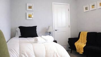 2 bedrooms, iron/ironing board, internet, bed sheets