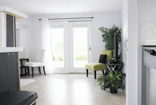 Walk /Funny Bone Comedy Club, Dining, Shopping, Free parking, Free Coffee, Patio