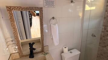 Standard-Vierbettzimmer | Badezimmer