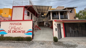 A building with a sign reading 'POUSADA Mare de Encantos.' - POUSADA MARÉ DE ENCANTOS (Penha)
