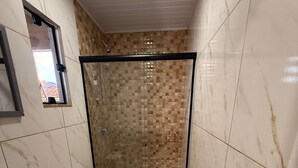 A bathroom with a sink, toilet, and shower area. - POUSADA MARÉ DE ENCANTOS (Penha)