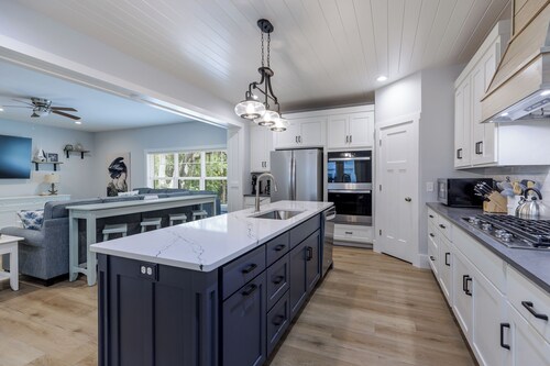 NEW Custom 6BR - 5.5 Ba - Luxury - Steps to Beach - Sleeps 18! Summer Openings⁠