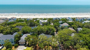 A coastal residential area with houses, a beach, and a clear view of the ocean. - Grand Opening June 13! New 6BR/5.5 Bath Luxury - Sleeps 18 - 4 rows to the Beach (Hilton Head Island)